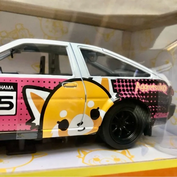 Jada - Coche Aggretsuko 1986 Toyota Trueno 1:24. Metal, puertas abren, figura Retsuko. 24.99€ -37% | Blog de Chollos